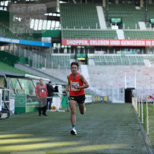 06.10.2024 - 19. swb-Marathon Bremen Yannick Fuchs http://msf.ph/oto/7374198 06.10.2024 10:15:39 Laufen im Stadion 8349, 9125 meine-sportfotos.de