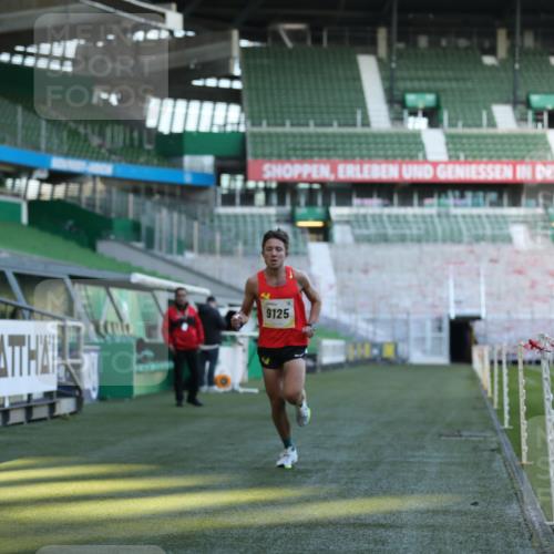 06.10.2024 - 19. swb-Marathon Bremen Yannick Fuchs http://msf.ph/oto/7374210 06.10.2024 10:15:39 Laufen im Stadion 8349, 9125 meine-sportfotos.de