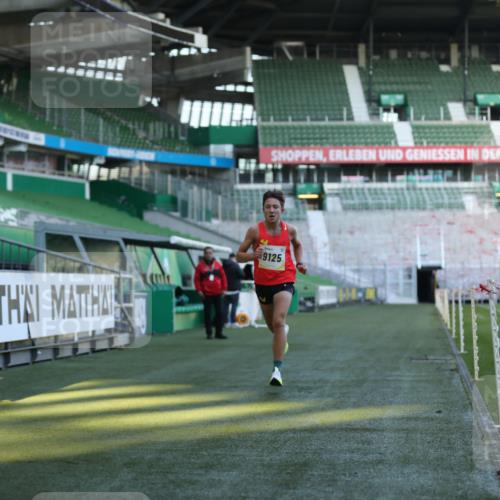 06.10.2024 - 19. swb-Marathon Bremen Yannick Fuchs http://msf.ph/oto/7374216 06.10.2024 10:15:39 Laufen im Stadion 8349, 9125 meine-sportfotos.de
