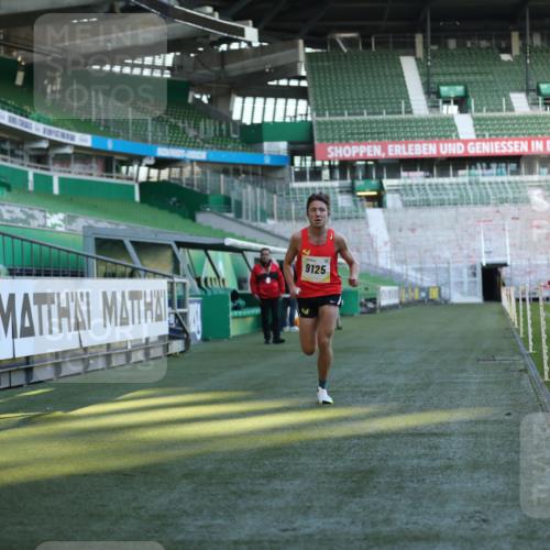06.10.2024 - 19. swb-Marathon Bremen Yannick Fuchs http://msf.ph/oto/7374261 06.10.2024 10:15:39 Laufen im Stadion 8349, 9125 meine-sportfotos.de