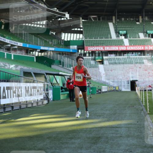 06.10.2024 - 19. swb-Marathon Bremen Yannick Fuchs http://msf.ph/oto/7374319 06.10.2024 10:15:39 Laufen im Stadion 8349, 9125 meine-sportfotos.de