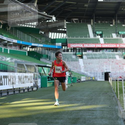 06.10.2024 - 19. swb-Marathon Bremen Yannick Fuchs http://msf.ph/oto/7374334 06.10.2024 10:15:39 Laufen im Stadion 8349, 9125 meine-sportfotos.de