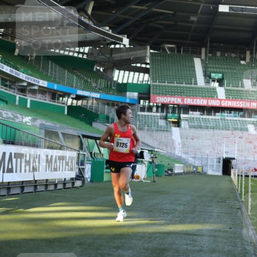 06.10.2024 - 19. swb-Marathon Bremen Yannick Fuchs http://msf.ph/oto/7374344 06.10.2024 10:15:40 Laufen im Stadion 8349, 9125 meine-sportfotos.de