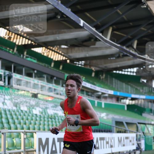 06.10.2024 - 19. swb-Marathon Bremen Yannick Fuchs http://msf.ph/oto/7374352 06.10.2024 10:15:41 Laufen im Stadion 8349, 9125 meine-sportfotos.de