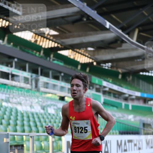 06.10.2024 - 19. swb-Marathon Bremen Yannick Fuchs http://msf.ph/oto/7374364 06.10.2024 10:15:41 Laufen im Stadion 8349, 9125 meine-sportfotos.de