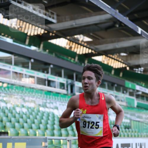 06.10.2024 - 19. swb-Marathon Bremen Yannick Fuchs http://msf.ph/oto/7374374 06.10.2024 10:15:41 Laufen im Stadion 8349, 9125 meine-sportfotos.de