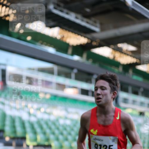 06.10.2024 - 19. swb-Marathon Bremen Yannick Fuchs http://msf.ph/oto/7374385 06.10.2024 10:15:41 Laufen im Stadion 8349, 9125 meine-sportfotos.de