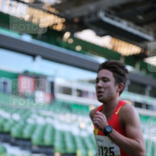 06.10.2024 - 19. swb-Marathon Bremen Yannick Fuchs http://msf.ph/oto/7374404 06.10.2024 10:15:41 Laufen im Stadion 8349, 9125 meine-sportfotos.de