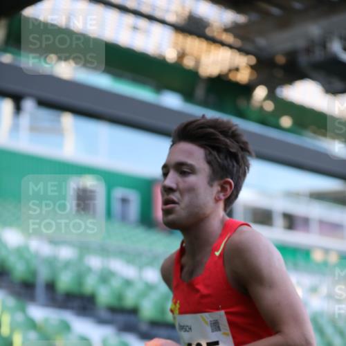 06.10.2024 - 19. swb-Marathon Bremen Yannick Fuchs http://msf.ph/oto/7374419 06.10.2024 10:15:41 Laufen im Stadion 8349, 9125 meine-sportfotos.de