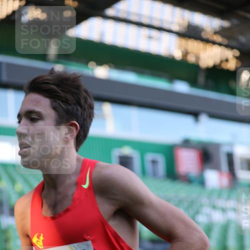 06.10.2024 - 19. swb-Marathon Bremen Yannick Fuchs http://msf.ph/oto/7374432 06.10.2024 10:15:42 Laufen im Stadion 8349, 9125 meine-sportfotos.de