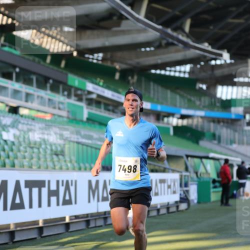 06.10.2024 - 19. swb-Marathon Bremen Yannick Fuchs http://msf.ph/oto/7374442 06.10.2024 10:16:19 Laufen im Stadion 7498, 9125 meine-sportfotos.de