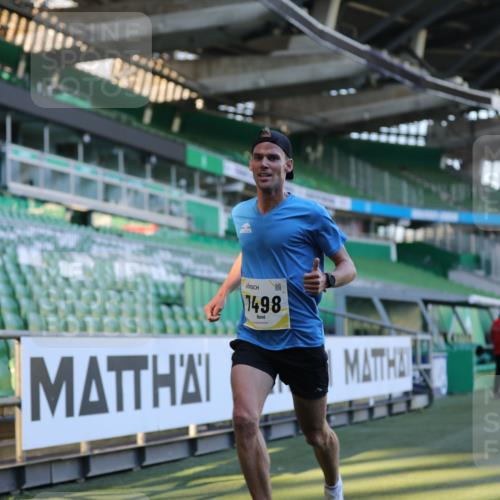 06.10.2024 - 19. swb-Marathon Bremen Yannick Fuchs http://msf.ph/oto/7374451 06.10.2024 10:16:20 Laufen im Stadion 7498 meine-sportfotos.de