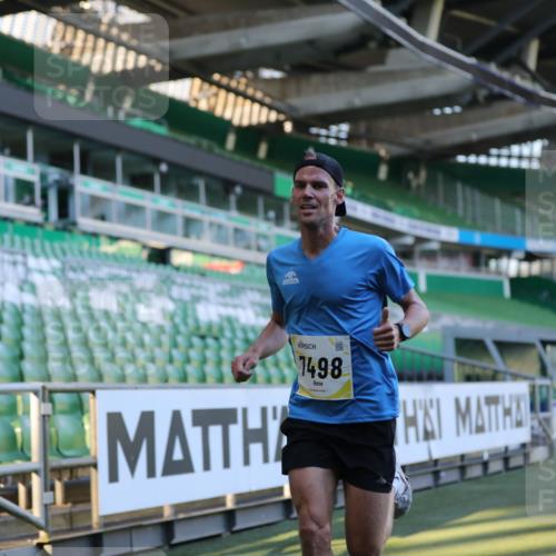 06.10.2024 - 19. swb-Marathon Bremen Yannick Fuchs http://msf.ph/oto/7374467 06.10.2024 10:16:20 Laufen im Stadion 7498 meine-sportfotos.de