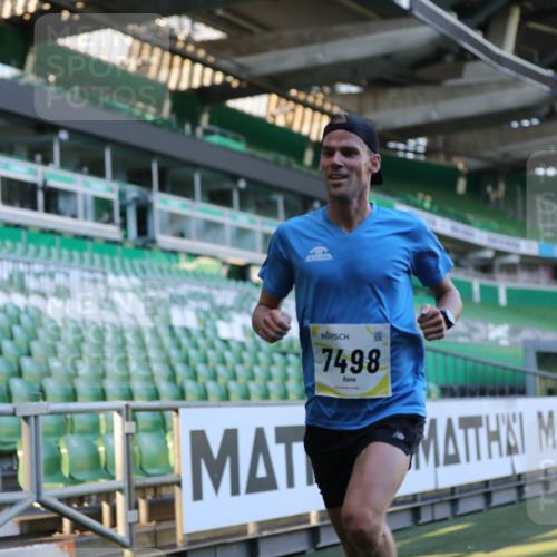 06.10.2024 - 19. swb-Marathon Bremen Yannick Fuchs http://msf.ph/oto/7374479 06.10.2024 10:16:20 Laufen im Stadion 7498 meine-sportfotos.de