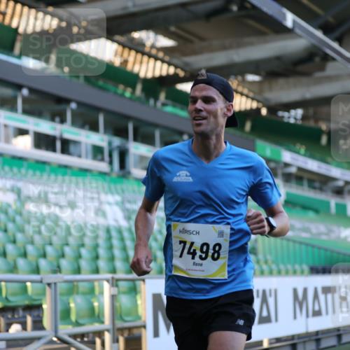 06.10.2024 - 19. swb-Marathon Bremen Yannick Fuchs http://msf.ph/oto/7374492 06.10.2024 10:16:20 Laufen im Stadion 7498 meine-sportfotos.de