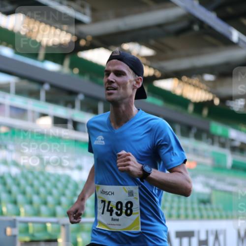 06.10.2024 - 19. swb-Marathon Bremen Yannick Fuchs http://msf.ph/oto/7374501 06.10.2024 10:16:20 Laufen im Stadion 7498 meine-sportfotos.de