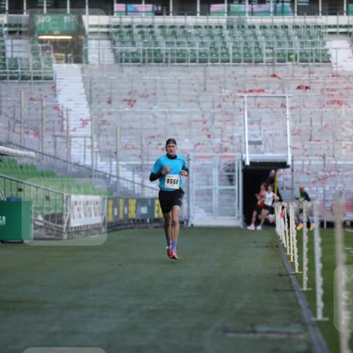 06.10.2024 - 19. swb-Marathon Bremen Yannick Fuchs http://msf.ph/oto/7374507 06.10.2024 10:16:23 Laufen im Stadion 7498 meine-sportfotos.de