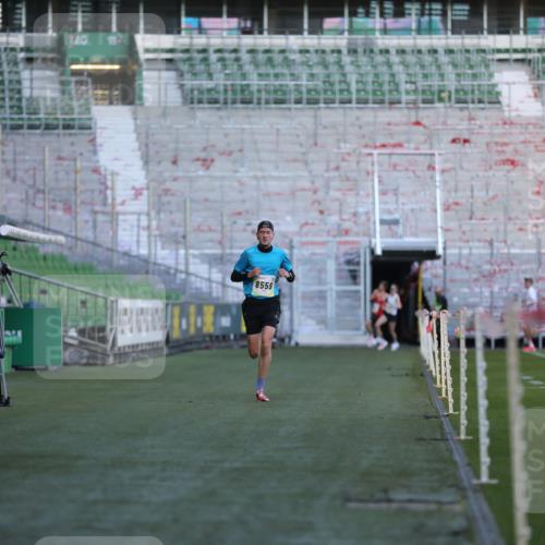 06.10.2024 - 19. swb-Marathon Bremen Yannick Fuchs http://msf.ph/oto/7374515 06.10.2024 10:16:23 Laufen im Stadion 7498 meine-sportfotos.de