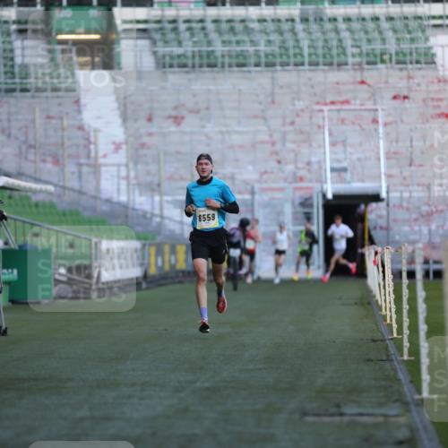 06.10.2024 - 19. swb-Marathon Bremen Yannick Fuchs http://msf.ph/oto/7374524 06.10.2024 10:16:24 Laufen im Stadion 7498 meine-sportfotos.de