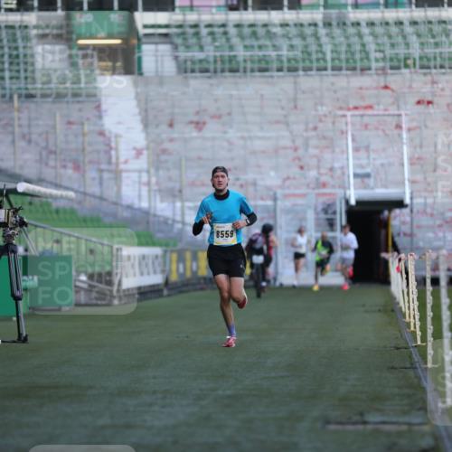 06.10.2024 - 19. swb-Marathon Bremen Yannick Fuchs http://msf.ph/oto/7374535 06.10.2024 10:16:25 Laufen im Stadion 7498, 8559 meine-sportfotos.de