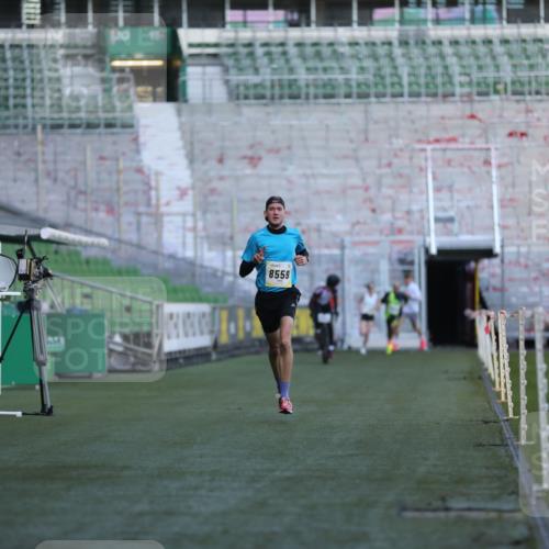 06.10.2024 - 19. swb-Marathon Bremen Yannick Fuchs http://msf.ph/oto/7374557 06.10.2024 10:16:25 Laufen im Stadion 7498, 8559 meine-sportfotos.de