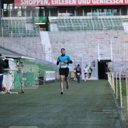 06.10.2024 - 19. swb-Marathon Bremen Yannick Fuchs http://msf.ph/oto/7374574 06.10.2024 10:16:25 Laufen im Stadion 7498, 8559 meine-sportfotos.de