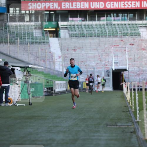 06.10.2024 - 19. swb-Marathon Bremen Yannick Fuchs http://msf.ph/oto/7374583 06.10.2024 10:16:25 Laufen im Stadion 7498, 8559 meine-sportfotos.de