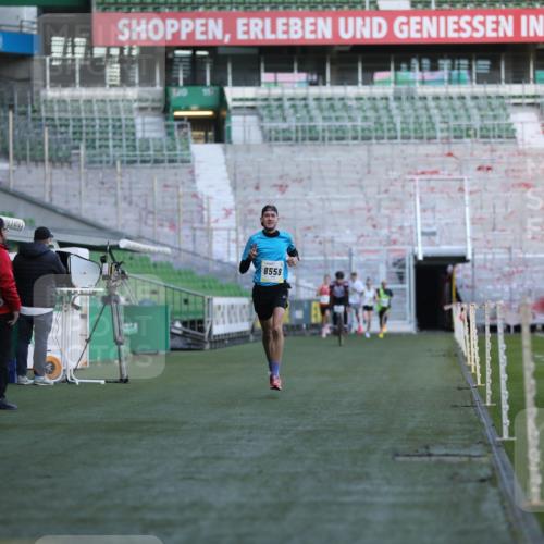 06.10.2024 - 19. swb-Marathon Bremen Yannick Fuchs http://msf.ph/oto/7374594 06.10.2024 10:16:25 Laufen im Stadion 7498, 8559 meine-sportfotos.de
