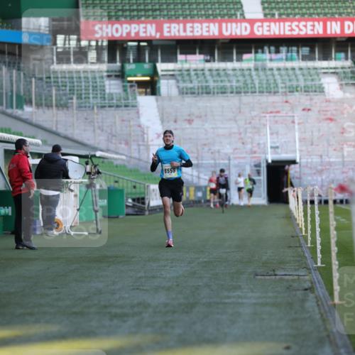 06.10.2024 - 19. swb-Marathon Bremen Yannick Fuchs http://msf.ph/oto/7374604 06.10.2024 10:16:26 Laufen im Stadion 7498, 8559 meine-sportfotos.de