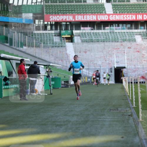 06.10.2024 - 19. swb-Marathon Bremen Yannick Fuchs http://msf.ph/oto/7374614 06.10.2024 10:16:26 Laufen im Stadion 7498, 8559 meine-sportfotos.de