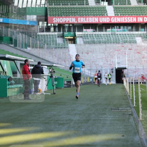 06.10.2024 - 19. swb-Marathon Bremen Yannick Fuchs http://msf.ph/oto/7374626 06.10.2024 10:16:26 Laufen im Stadion 7498, 8559 meine-sportfotos.de
