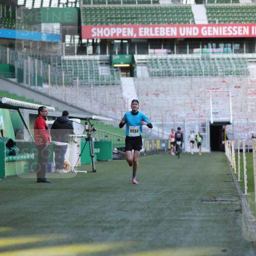 06.10.2024 - 19. swb-Marathon Bremen Yannick Fuchs http://msf.ph/oto/7374646 06.10.2024 10:16:26 Laufen im Stadion 7498, 8559 meine-sportfotos.de