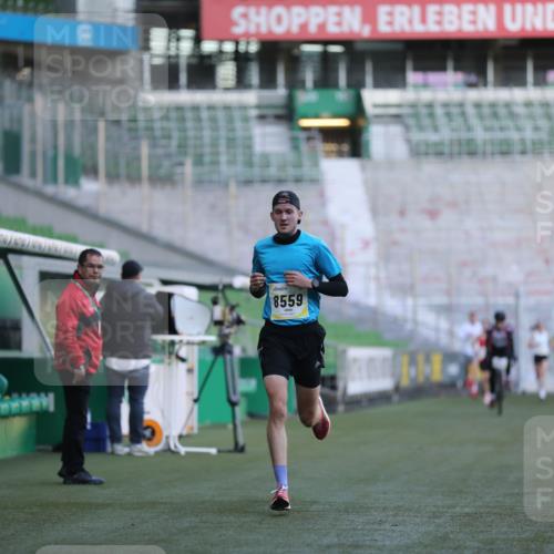 06.10.2024 - 19. swb-Marathon Bremen Yannick Fuchs http://msf.ph/oto/7374661 06.10.2024 10:16:27 Laufen im Stadion 7498, 8559 meine-sportfotos.de