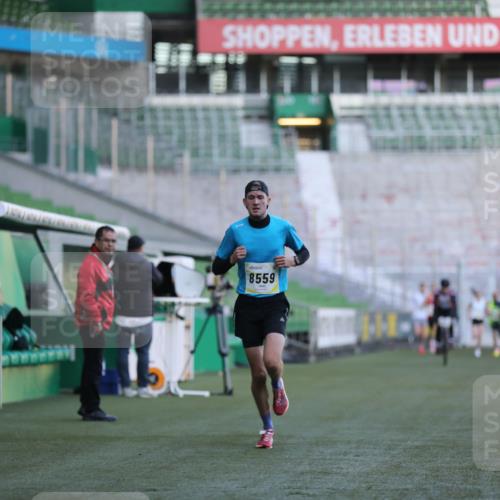 06.10.2024 - 19. swb-Marathon Bremen Yannick Fuchs http://msf.ph/oto/7374677 06.10.2024 10:16:27 Laufen im Stadion 7498, 8559 meine-sportfotos.de