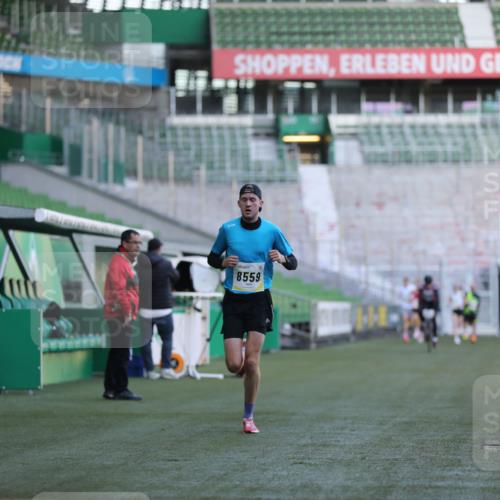 06.10.2024 - 19. swb-Marathon Bremen Yannick Fuchs http://msf.ph/oto/7374707 06.10.2024 10:16:28 Laufen im Stadion 7498, 8559 meine-sportfotos.de
