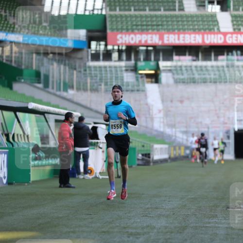 06.10.2024 - 19. swb-Marathon Bremen Yannick Fuchs http://msf.ph/oto/7374715 06.10.2024 10:16:28 Laufen im Stadion 7498, 8559 meine-sportfotos.de