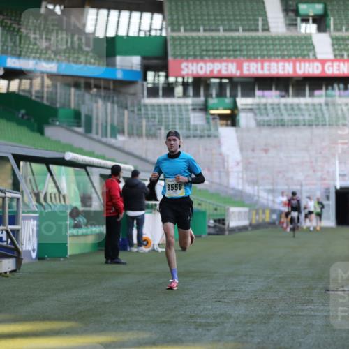 06.10.2024 - 19. swb-Marathon Bremen Yannick Fuchs http://msf.ph/oto/7374724 06.10.2024 10:16:28 Laufen im Stadion 7498, 8559 meine-sportfotos.de