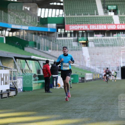 06.10.2024 - 19. swb-Marathon Bremen Yannick Fuchs http://msf.ph/oto/7374738 06.10.2024 10:16:28 Laufen im Stadion 7498, 8559 meine-sportfotos.de
