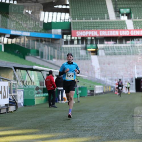 06.10.2024 - 19. swb-Marathon Bremen Yannick Fuchs http://msf.ph/oto/7374755 06.10.2024 10:16:28 Laufen im Stadion 7498, 8559 meine-sportfotos.de