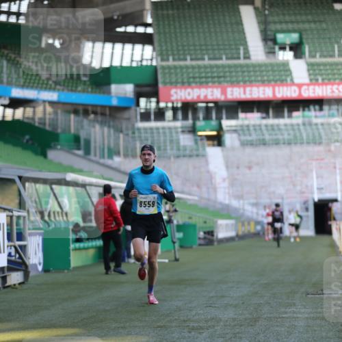 06.10.2024 - 19. swb-Marathon Bremen Yannick Fuchs http://msf.ph/oto/7374769 06.10.2024 10:16:28 Laufen im Stadion 7498, 8559 meine-sportfotos.de