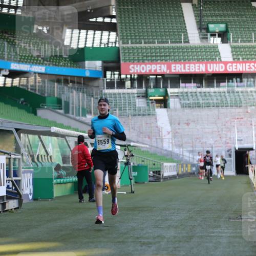 06.10.2024 - 19. swb-Marathon Bremen Yannick Fuchs http://msf.ph/oto/7374781 06.10.2024 10:16:28 Laufen im Stadion 7498, 8559 meine-sportfotos.de