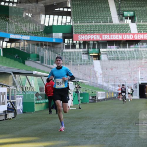 06.10.2024 - 19. swb-Marathon Bremen Yannick Fuchs http://msf.ph/oto/7374795 06.10.2024 10:16:29 Laufen im Stadion 7498, 8559 meine-sportfotos.de