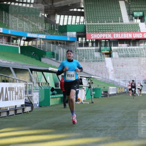 06.10.2024 - 19. swb-Marathon Bremen Yannick Fuchs http://msf.ph/oto/7374807 06.10.2024 10:16:29 Laufen im Stadion 7498, 8559 meine-sportfotos.de