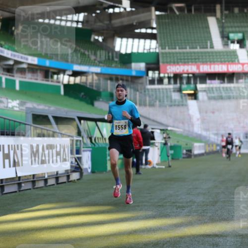 06.10.2024 - 19. swb-Marathon Bremen Yannick Fuchs http://msf.ph/oto/7374819 06.10.2024 10:16:29 Laufen im Stadion 7498, 8559 meine-sportfotos.de