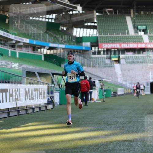 06.10.2024 - 19. swb-Marathon Bremen Yannick Fuchs http://msf.ph/oto/7374825 06.10.2024 10:16:29 Laufen im Stadion 7498, 8559 meine-sportfotos.de