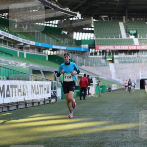 06.10.2024 - 19. swb-Marathon Bremen Yannick Fuchs http://msf.ph/oto/7374839 06.10.2024 10:16:29 Laufen im Stadion 7498, 8559 meine-sportfotos.de