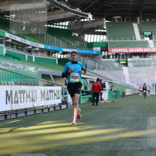 06.10.2024 - 19. swb-Marathon Bremen Yannick Fuchs http://msf.ph/oto/7374847 06.10.2024 10:16:29 Laufen im Stadion 7498, 8559 meine-sportfotos.de