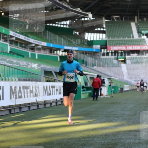 06.10.2024 - 19. swb-Marathon Bremen Yannick Fuchs http://msf.ph/oto/7374856 06.10.2024 10:16:30 Laufen im Stadion 7498, 8559 meine-sportfotos.de