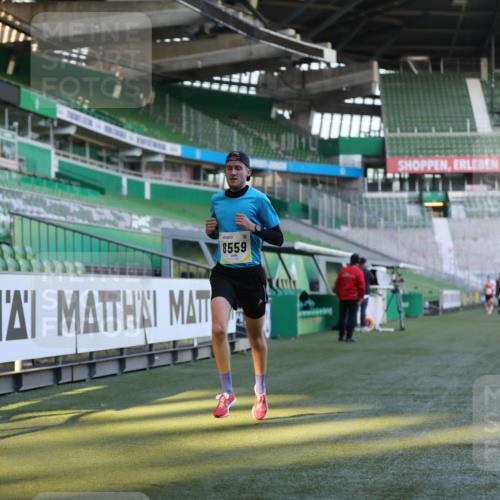 06.10.2024 - 19. swb-Marathon Bremen Yannick Fuchs http://msf.ph/oto/7374867 06.10.2024 10:16:30 Laufen im Stadion 7498, 8559 meine-sportfotos.de