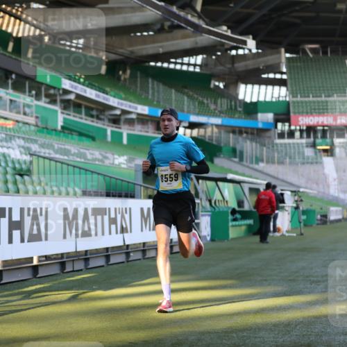 06.10.2024 - 19. swb-Marathon Bremen Yannick Fuchs http://msf.ph/oto/7374875 06.10.2024 10:16:30 Laufen im Stadion 7498, 8559 meine-sportfotos.de